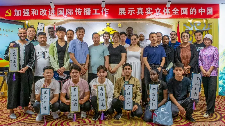银川市文联等单位联合举办“我们的中国梦 文化进万家——宁夏文艺作品走进‘一带一路’沿线国家”分享会暨国际文化交流文艺志愿服务活动