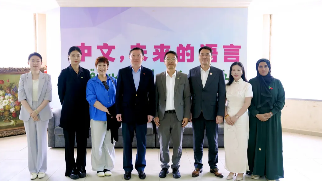  中国驻沙特大使常华一行莅临沙特智慧宫吉达学院调研