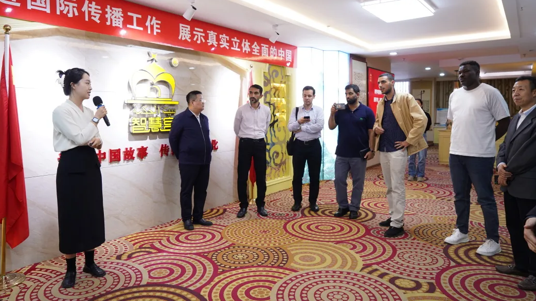 伊朗代表团一行4人莅临智慧宫调研