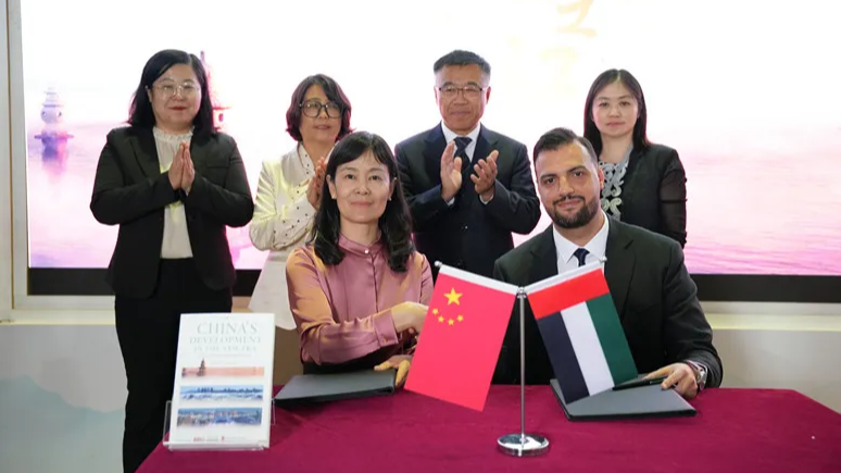 外文出版社&智慧宫阿联酋指南针出版社 | 《潮涌之江：中国发展看“浙”里》阿拉伯文版权签约仪式在突尼斯国际书展期间成功举办