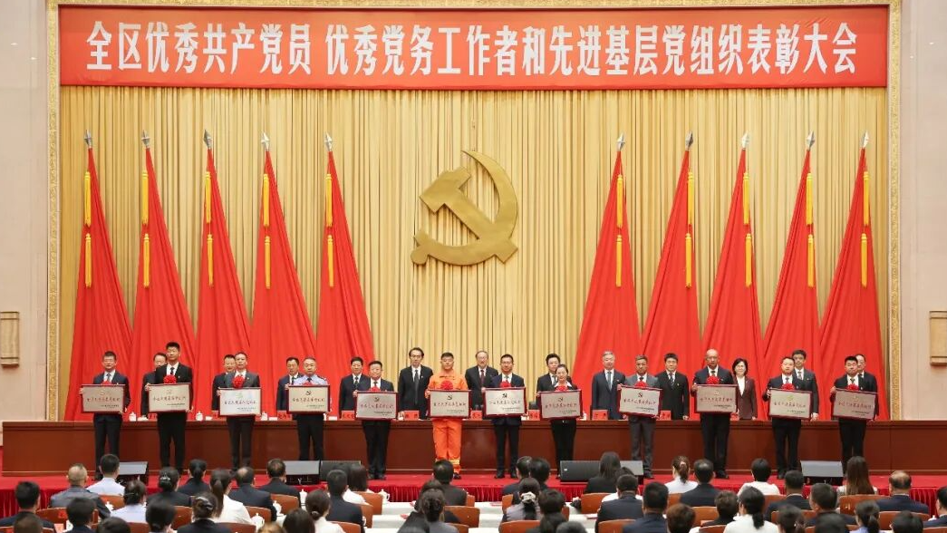 宁夏日报 | 全区&ldquo;两优一先&rdquo;表彰大会召开 李邑飞讲话 张雨浦主持 陈雍庄严出席